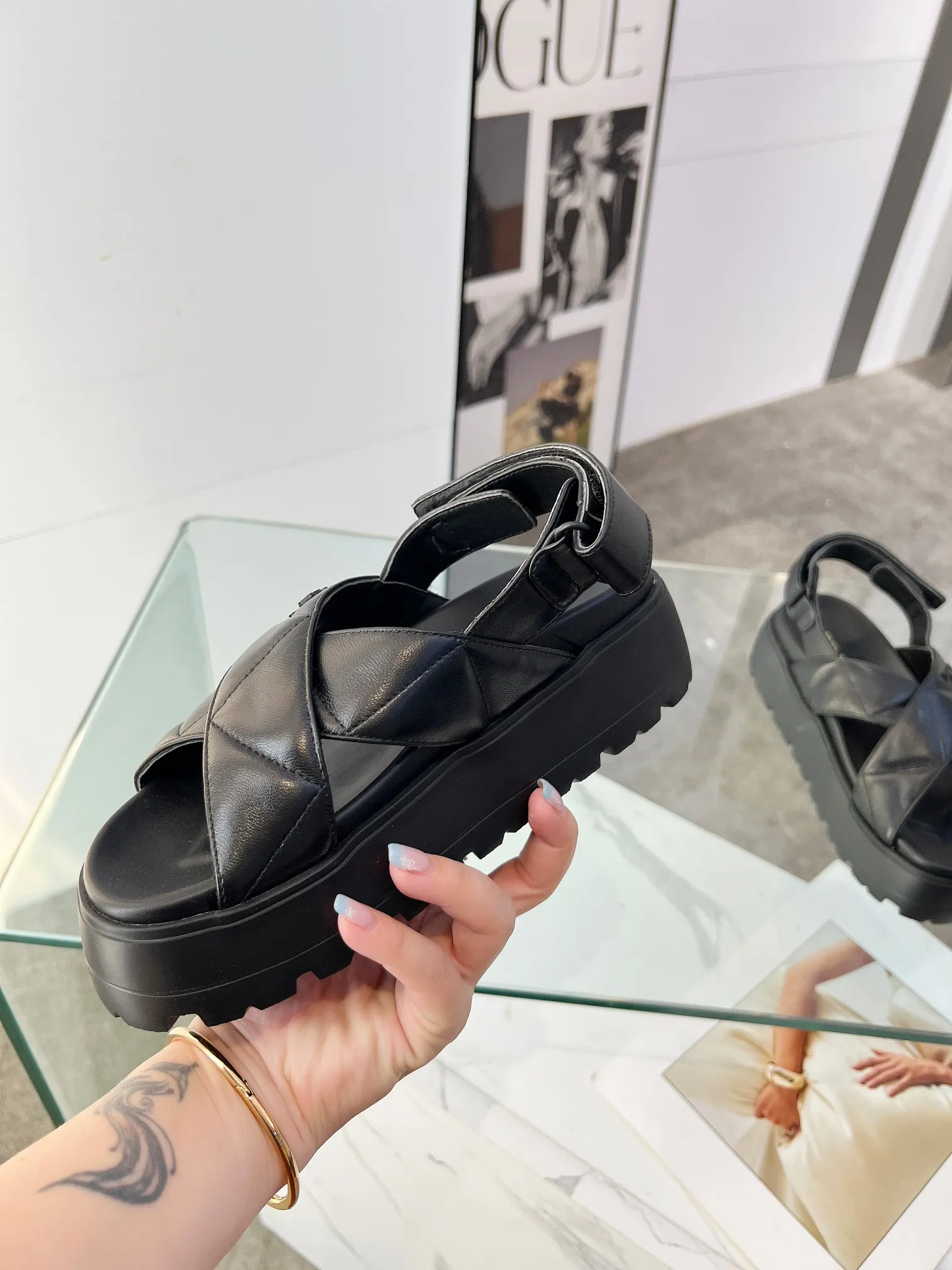 👟👟Ex-factory price 460👟👟 PRADA 2025 vs spring and summer popular sandals series... [Thick-soled double-button sandals] Original 1:1 customization, this year's most fashionable and popular retro British style, simple and elegant, all styles are good-looking, platform thick soles make you slimmer and taller, very comfortable, fashionable and versatile... Many Internet celebrities are on their feet. These platform round-toe thick-soled shoes are very popular this year. They can be worn (increased) for both leisure and leisure. ❶Material: Customized imported calf leather ❷Inner: Customized imported sheepskin ❸Outsole: Original molded ultra-light outsole ❹Sole thickness: 5.5cm ❺Number of yards: 35-40 ❻Packaging: Original full set of packaging ☀Color: Official website updated simultaneously